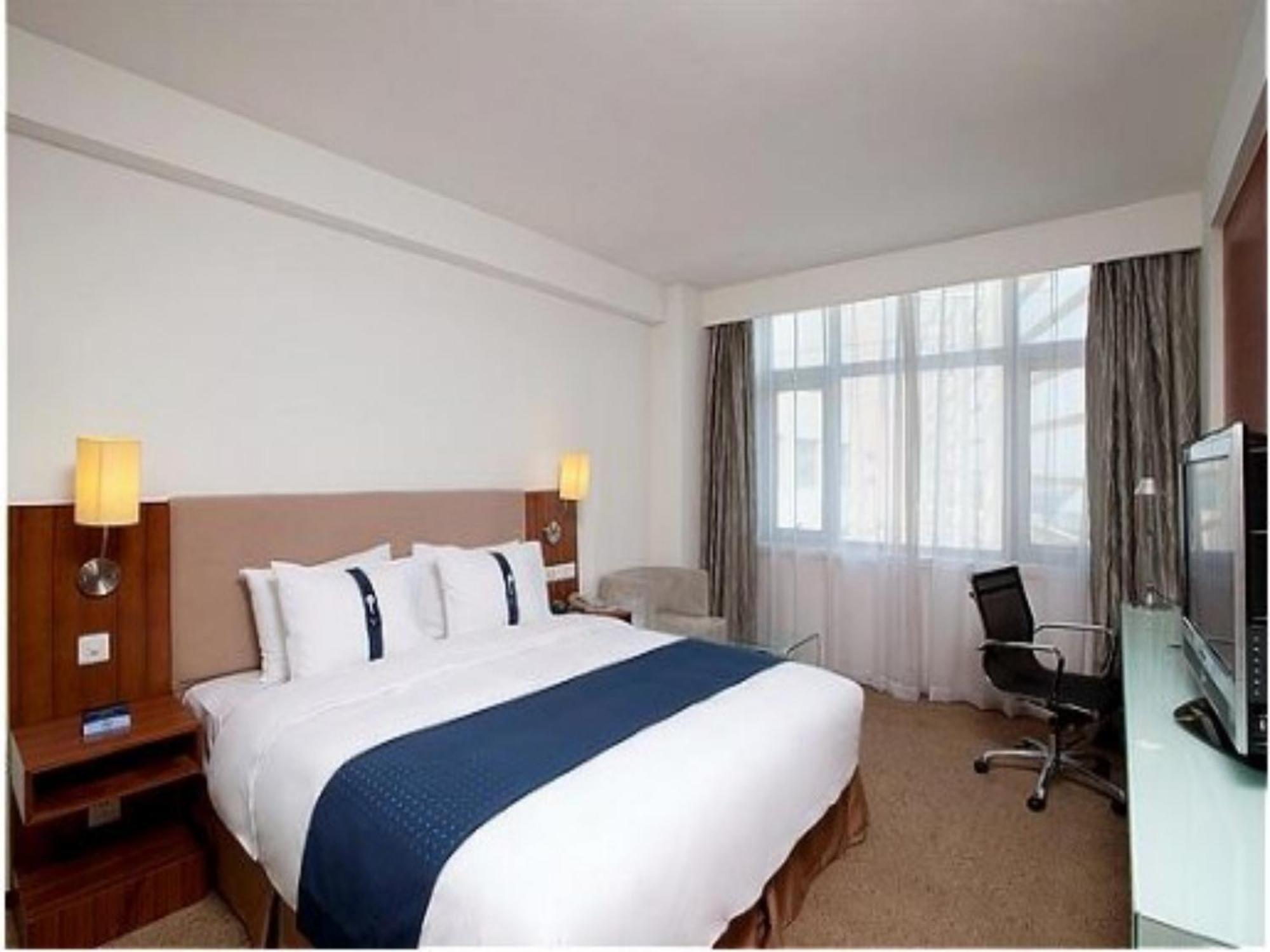 Holiday Inn Express Tianjin Binhai Exterior photo
