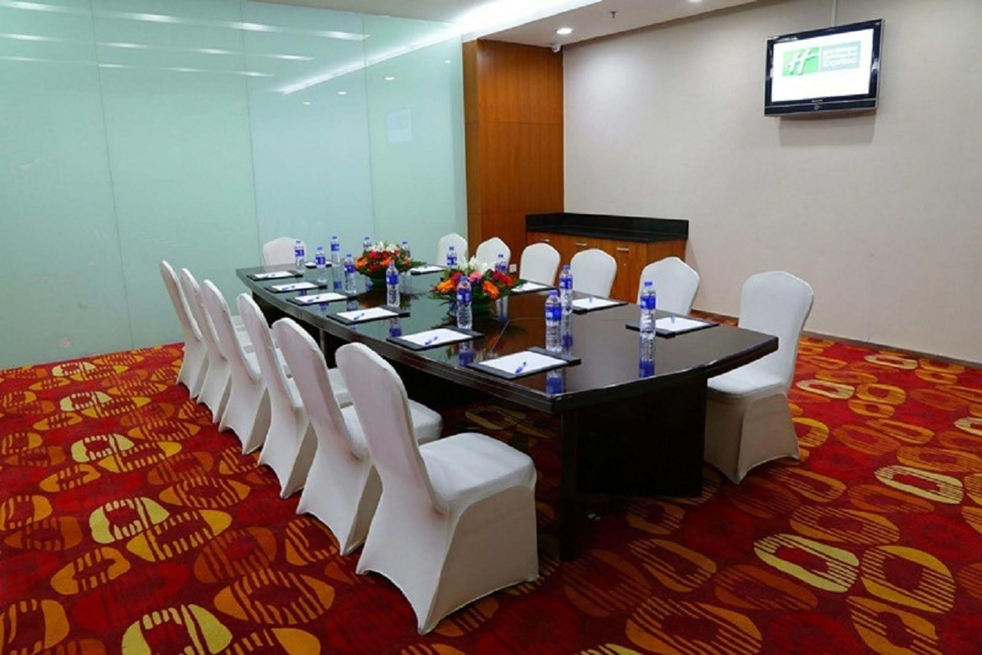 Holiday Inn Express Tianjin Binhai Exterior photo