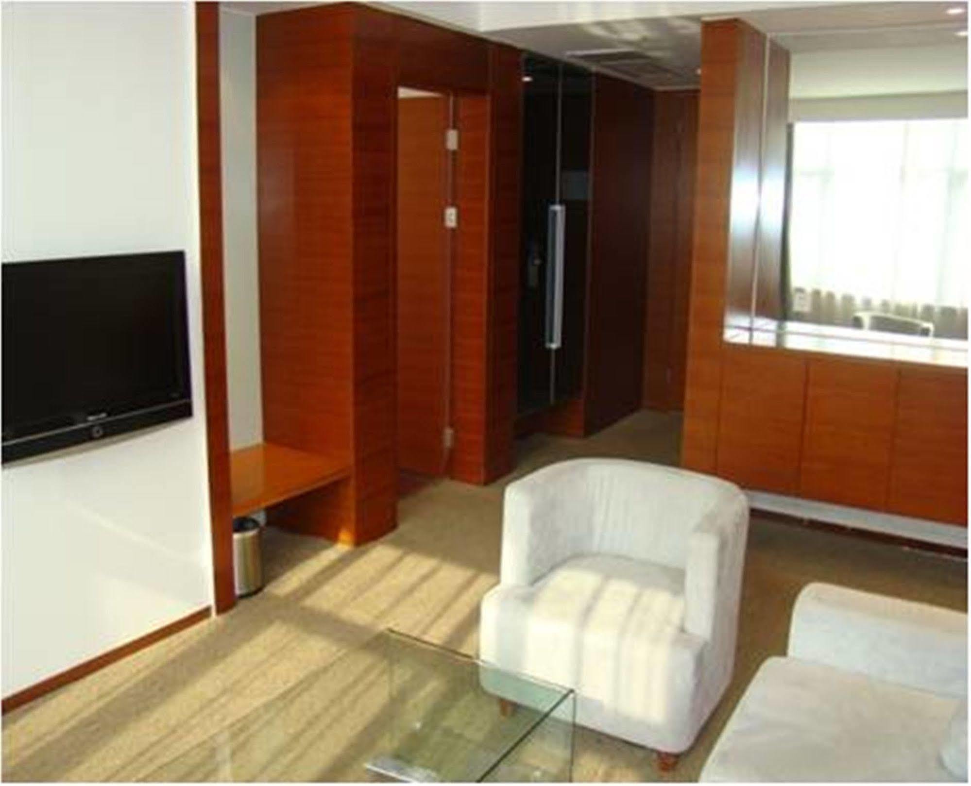 Holiday Inn Express Tianjin Binhai Exterior photo